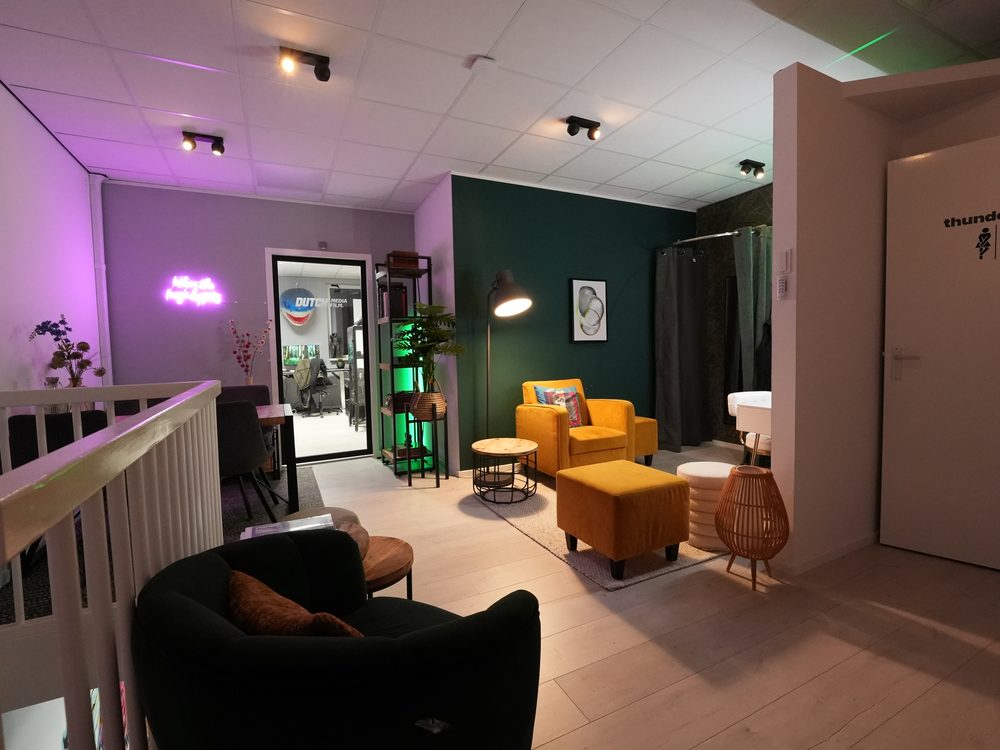 De lounge en ontvangstruimte van STXDIO101 in Almere Poort